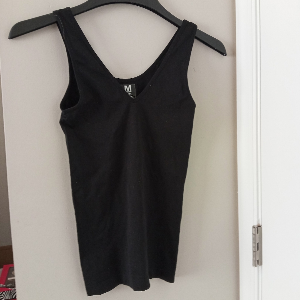 New black sleeveless top size medium
